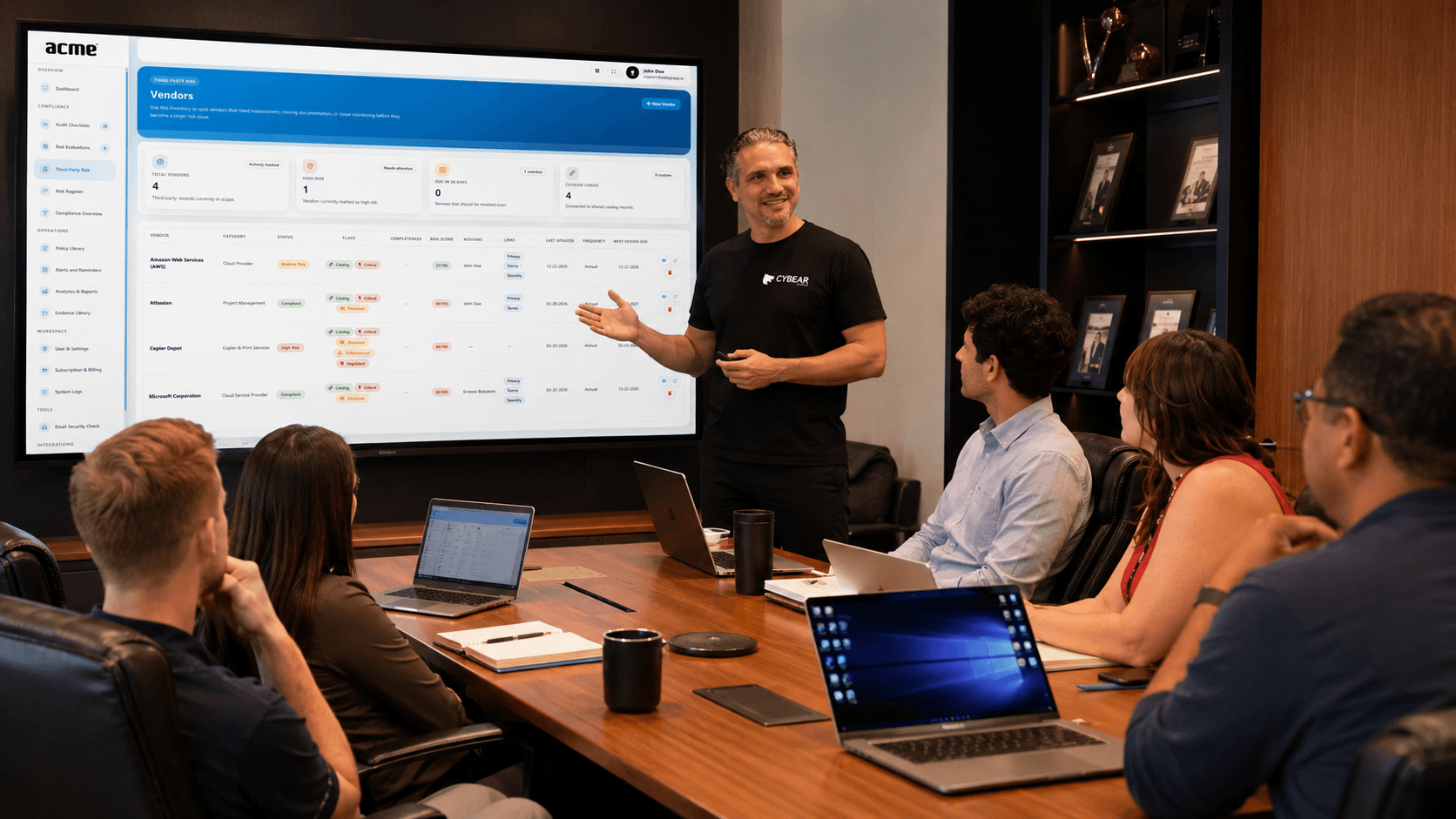 Integrante de CYBEAR presentando prioridades de gobierno y preparación ante un equipo ejecutivo